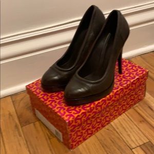 Tory Burch brown leather pumps